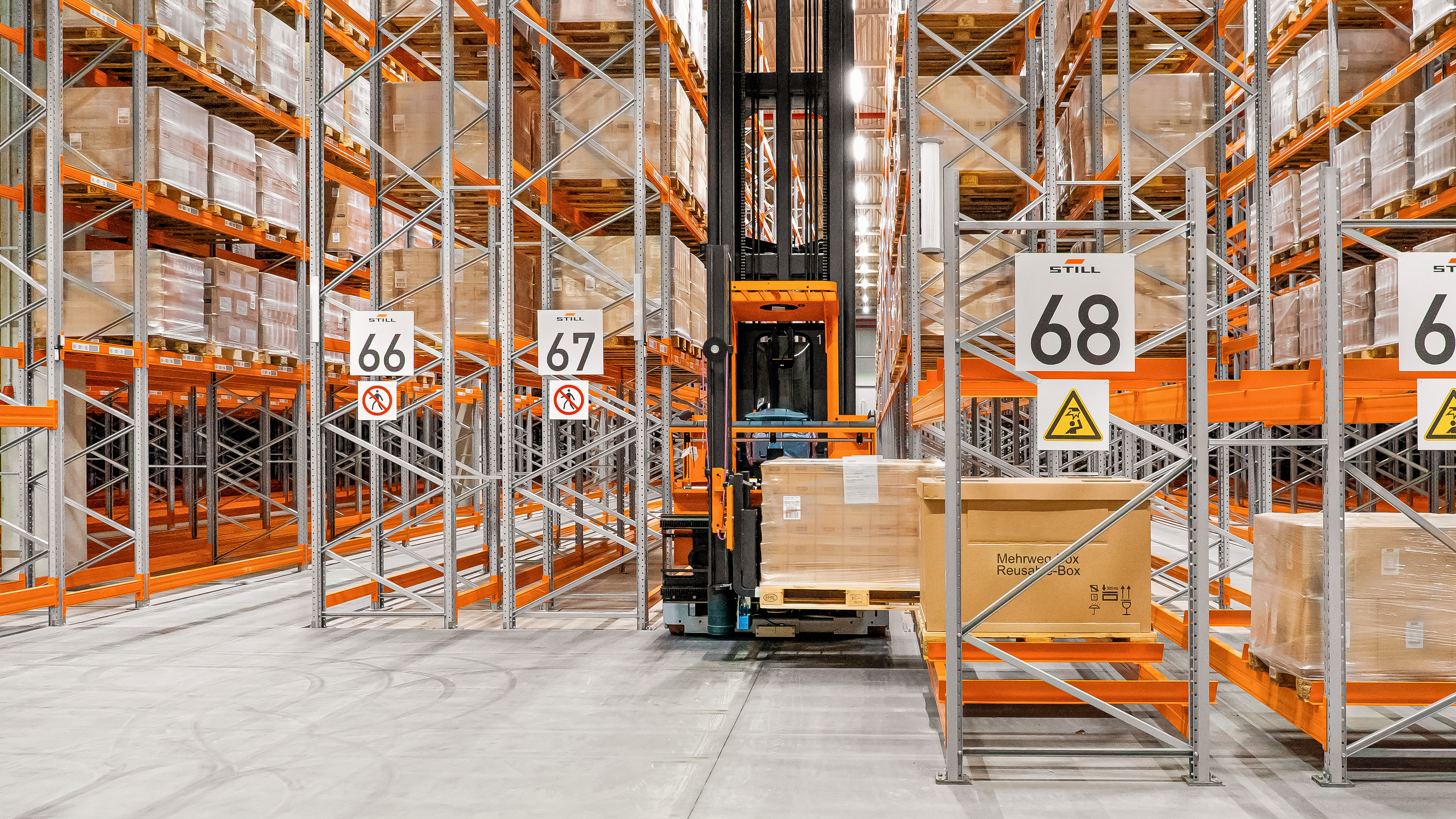 Intelligens áruszállítás egy modern logisztikai központban